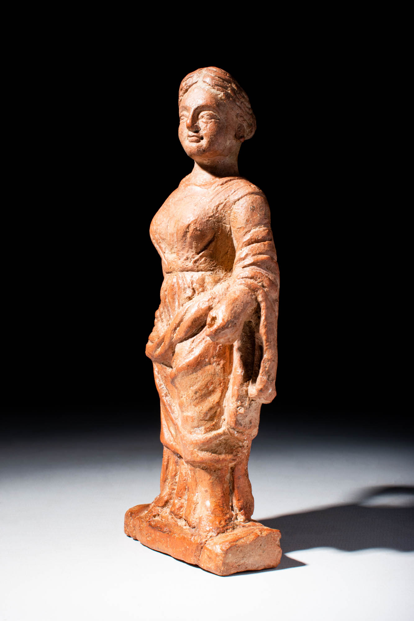 GREEK TERRACOTTA FIGURINE OF A STANDING DRESSED WOMAN - Image 2 of 4