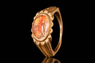 ROMAN GOLD RING WITH INTAGLIO DEPICTING FORTUNA