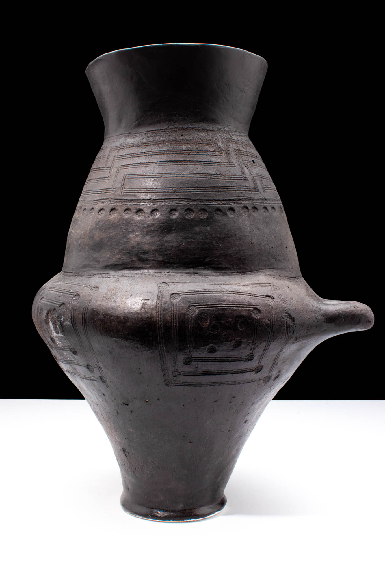 ETRUSCAN BUCCHEROID BICONICAL URN DECORATED WITH GEOMETRIC PATTERNS - Image 3 of 7