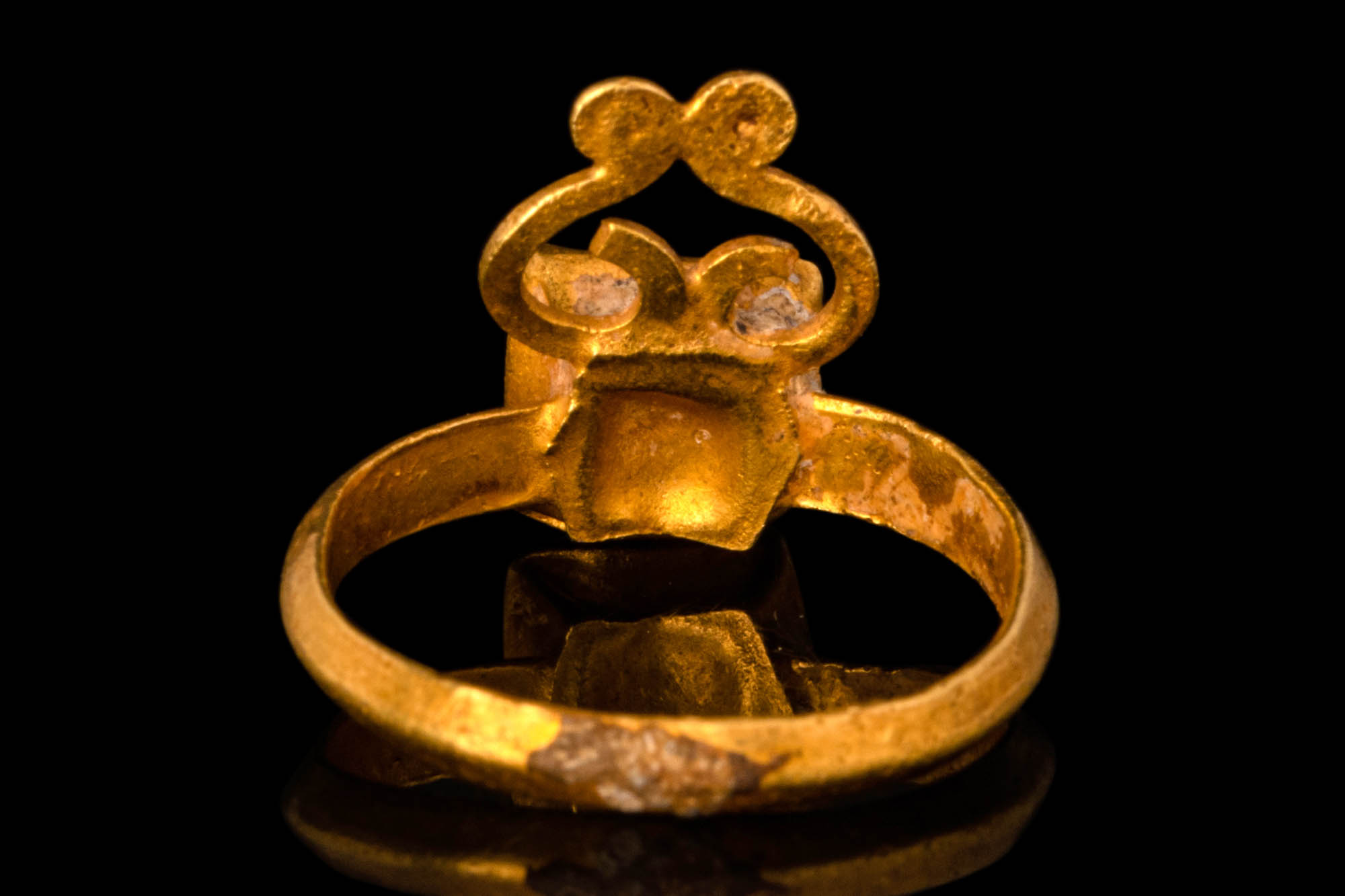 ROMAN GOLD RING DECORATE WITH VOLUTES - Image 4 of 5