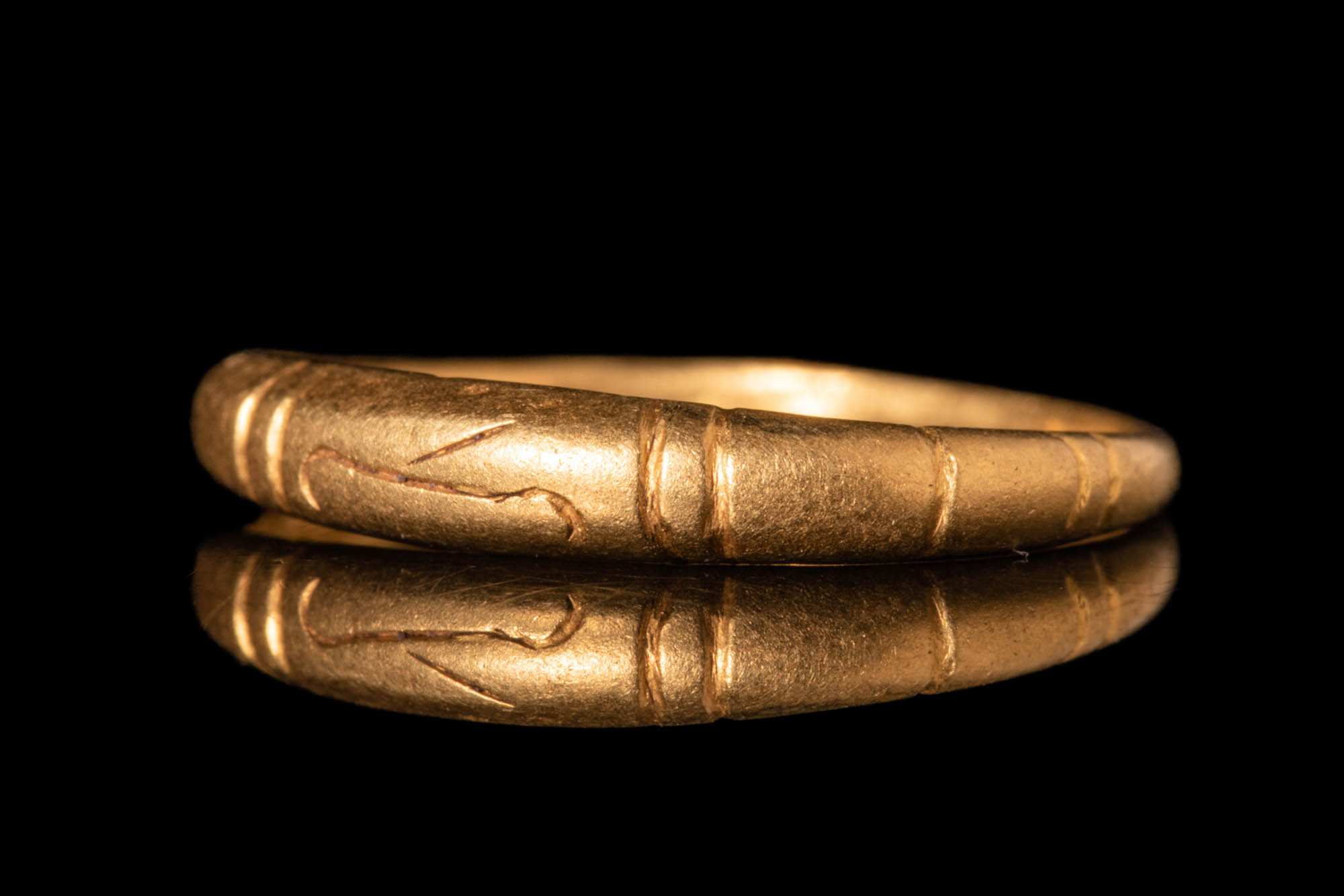 JAVANESE GOLD FINGER RING WITH SRI SYMBOL - Image 2 of 5