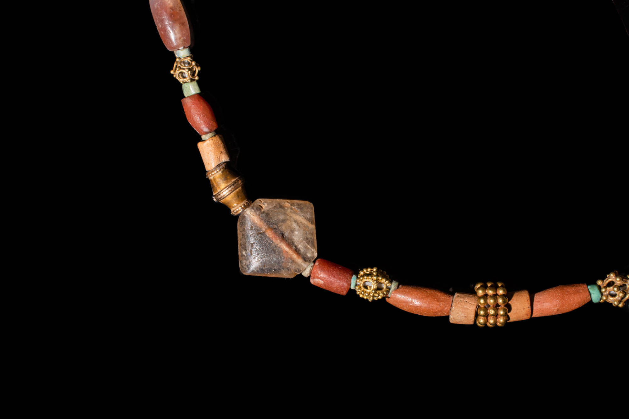WESTERN ASIATIC CARNELIAN AND GOLD NECKLACE - Image 2 of 3