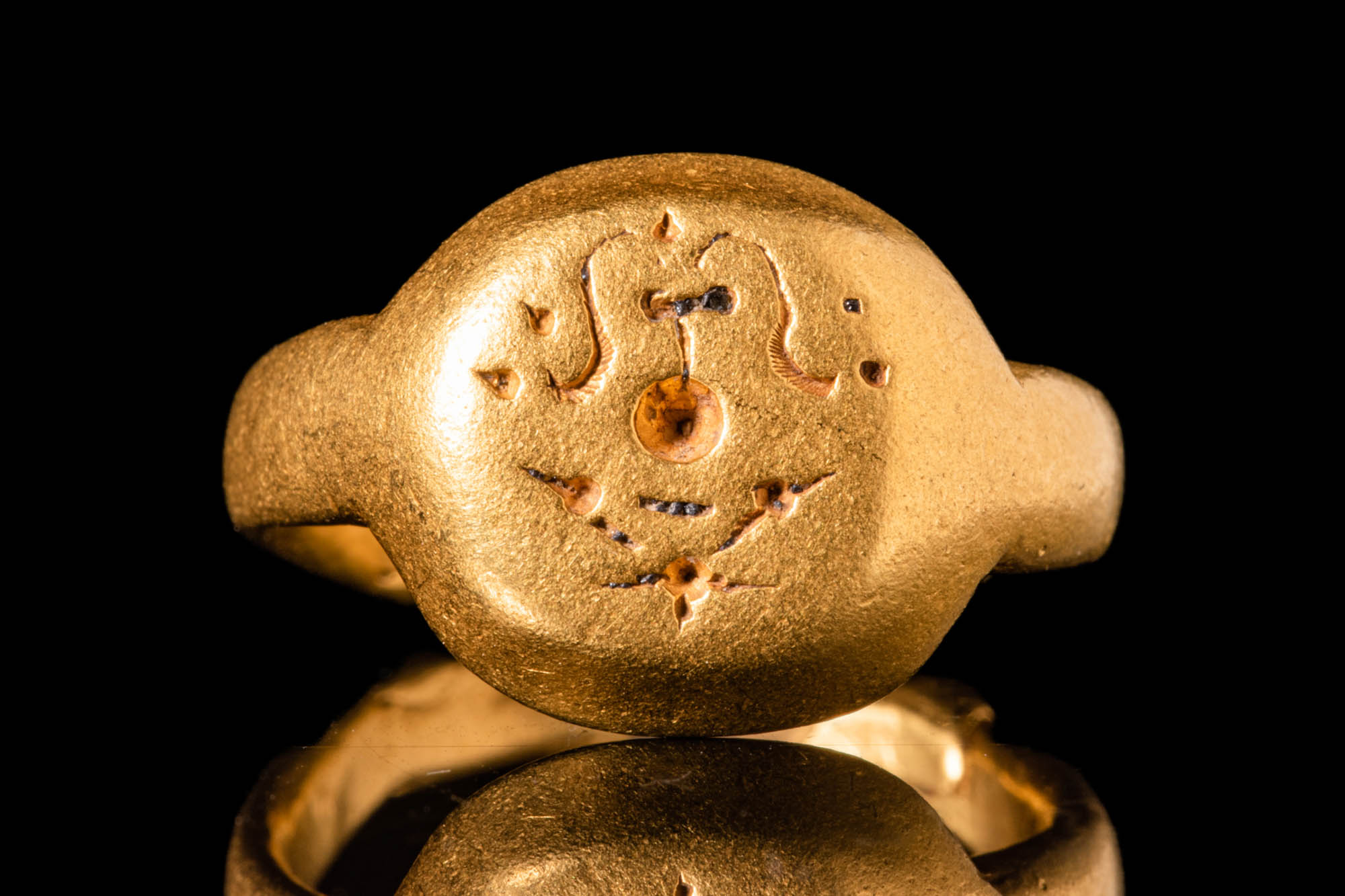 RARE JAVANESE GOLD RING WITH SRI MOTIF