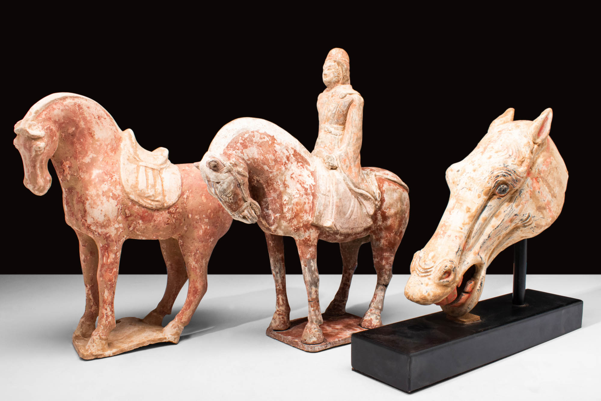 COLLECTION OF THREE CHINESE TANG DYNASTY TERRACOTTA STATUES - Image 4 of 5