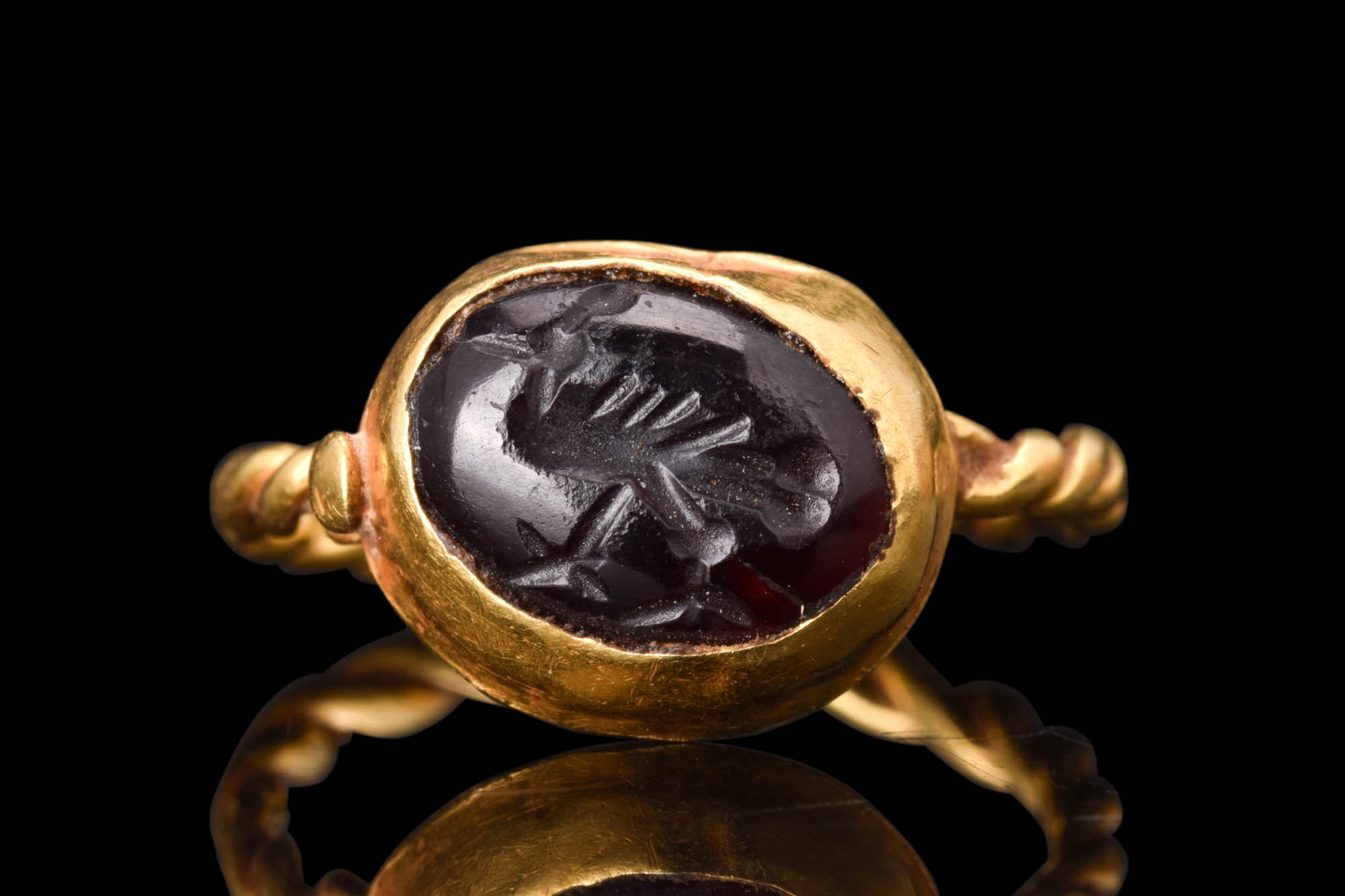 BYZANTINE GOLD RING WITH GARNET PEACOCK INTAGLIO - Image 2 of 5