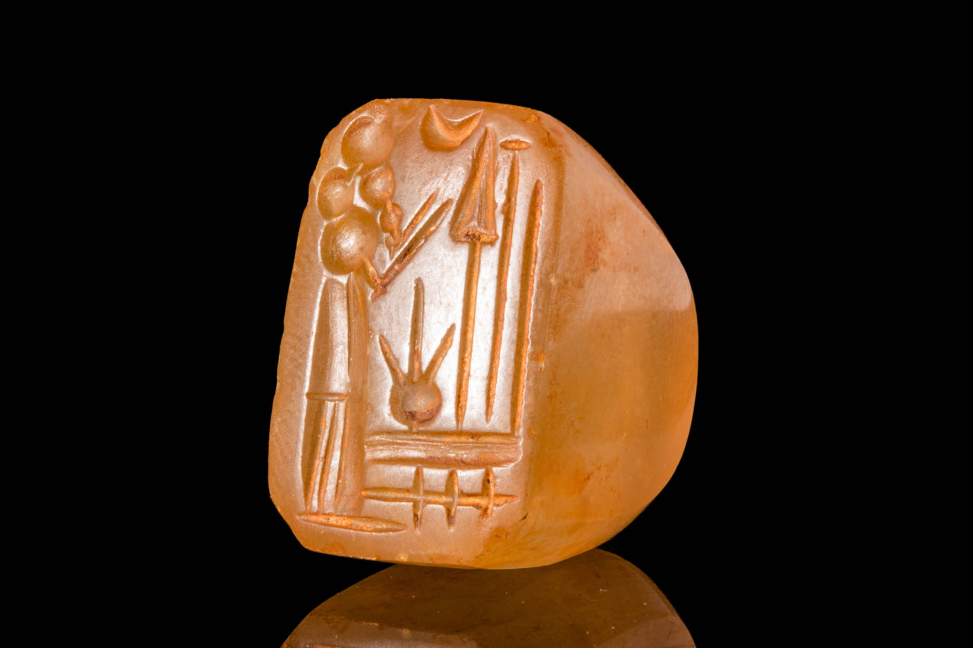 NEO - BABYLONIAN STAMP SEAL DEPICTING AN ALTAR WITH EMBLEMS OF MARDUK AND NABU - Image 2 of 4