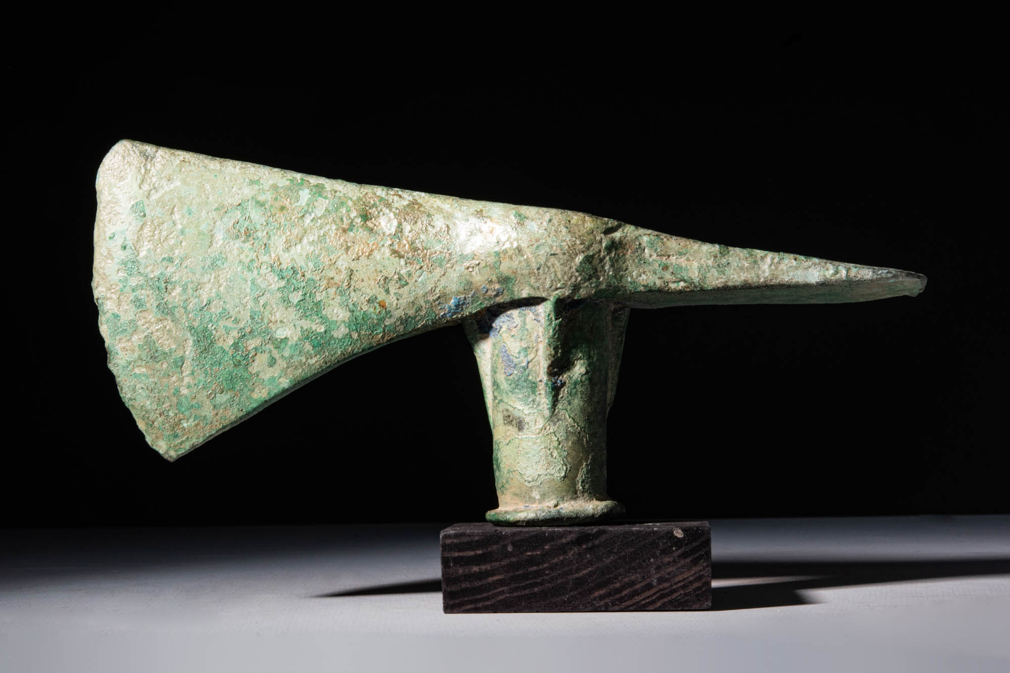 BRONZE AGE AXE WITH ADZE - Bild 2 aus 3