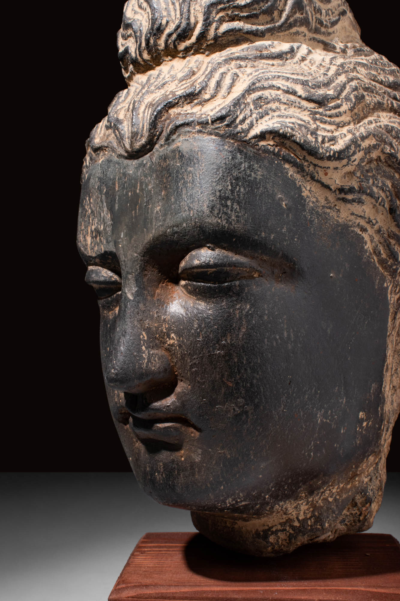 GANDHARAN SCHIST STONE HEAD OF BUDDHA - Image 5 of 5