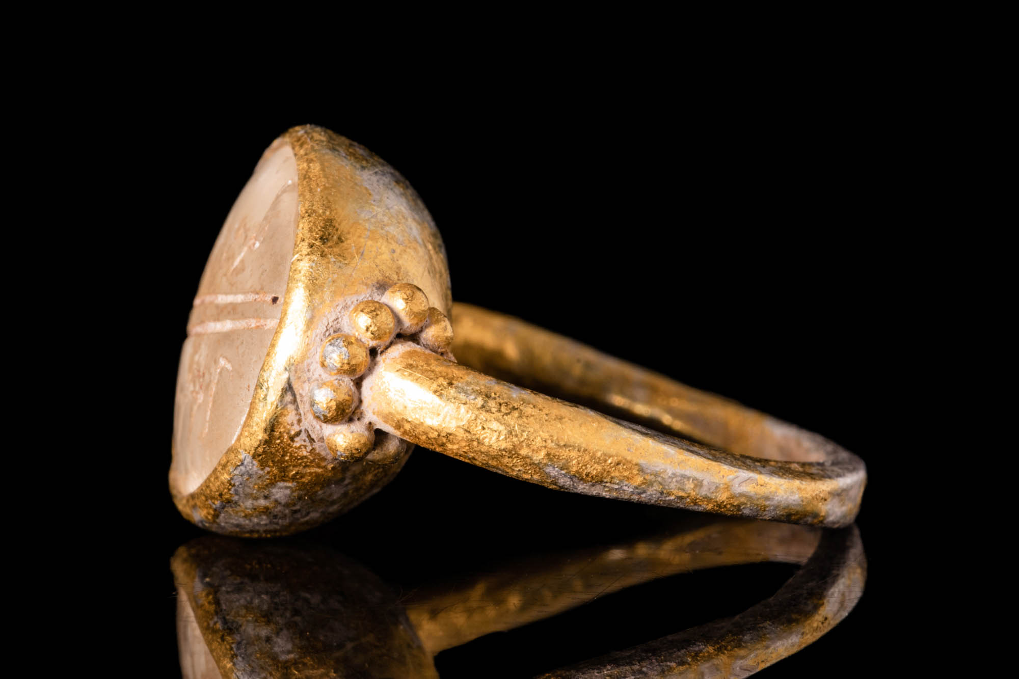 HOLY LANDS SILVER-GILT RING WITH ROCK CRYSTAL INTAGLIO WITH ARAMAIC INSCRIPTION - Bild 3 aus 5