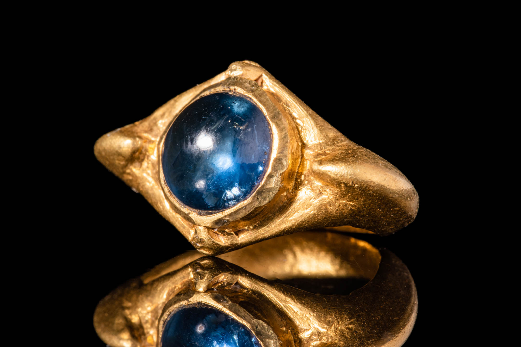 LATE ROMAN GOLD RING WITH SAPPHIRE CABOCHON - Image 2 of 5