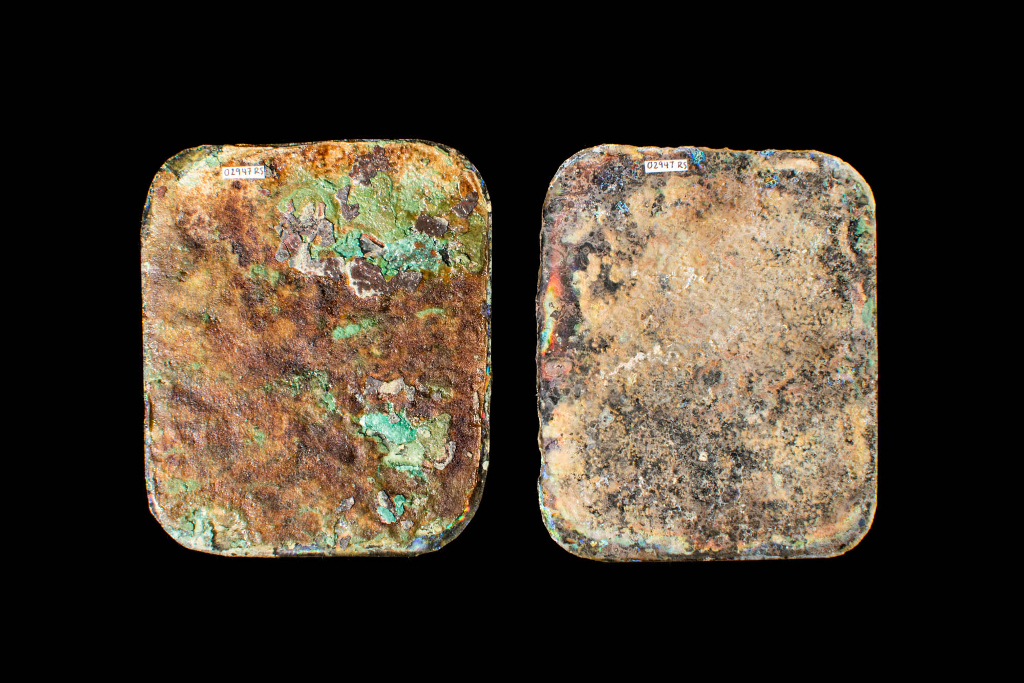 ROMAN SANDWICH GLASS PLAQUES DEPICTING RED FLOWERS - Image 2 of 2