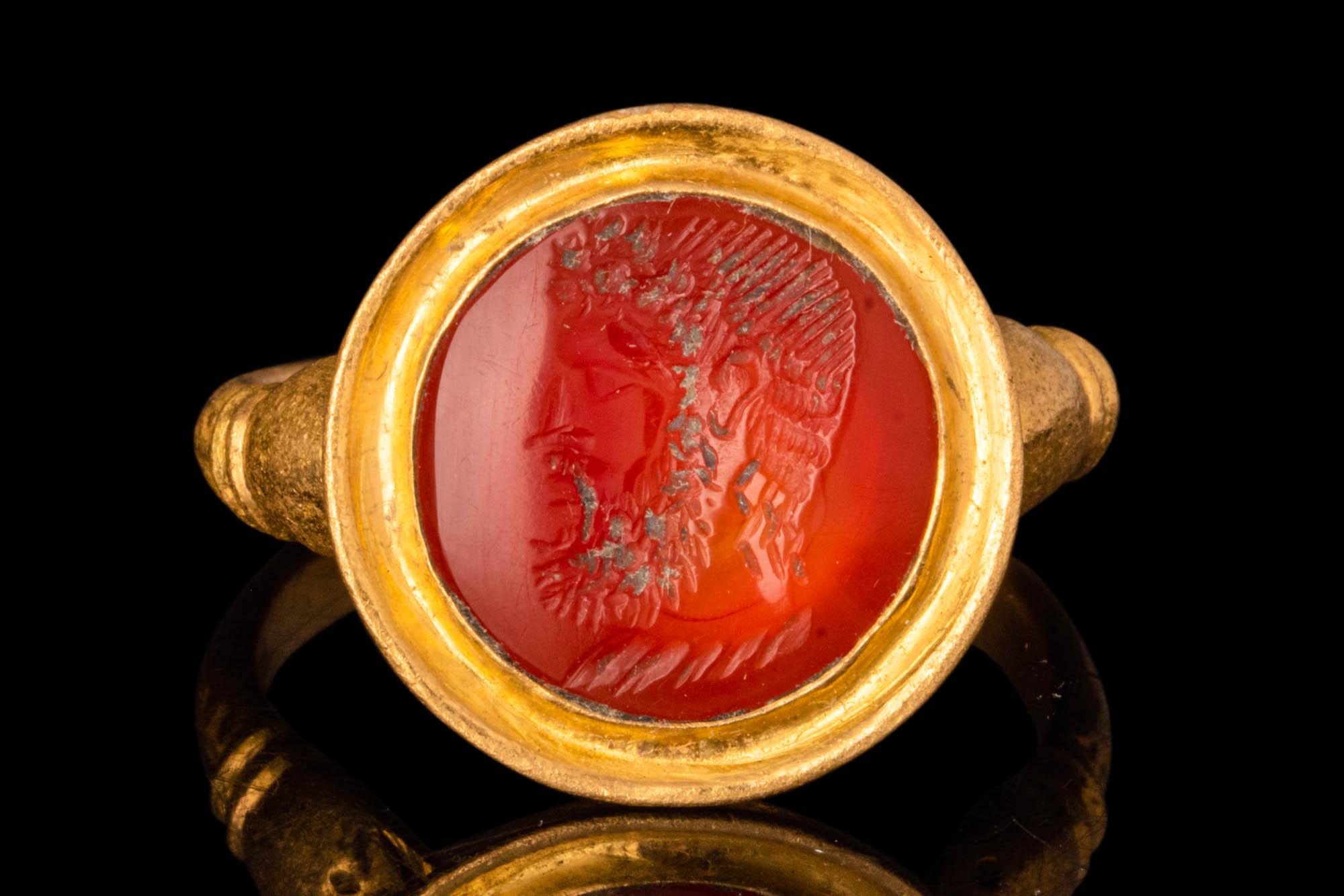 LATE HELLENISTIC GOLD FINGER RING WITH CARNELIAN INTAGLIO OF A BEARDED MAN - Bild 2 aus 6