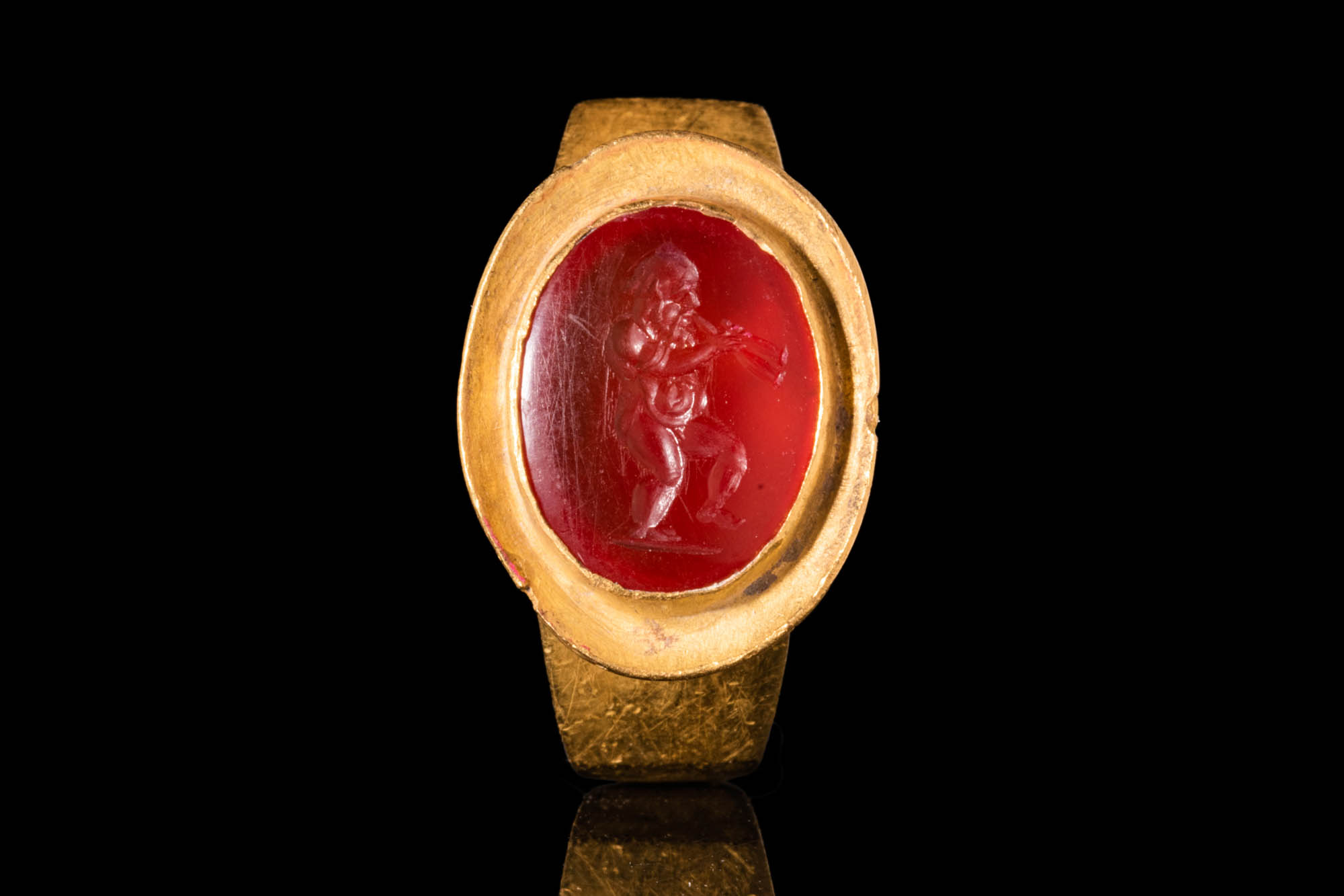 HELLENISTIC GOLD RING WITH CARNELIAN INTAGLIO DEPICTING MARSYAS - Image 2 of 5