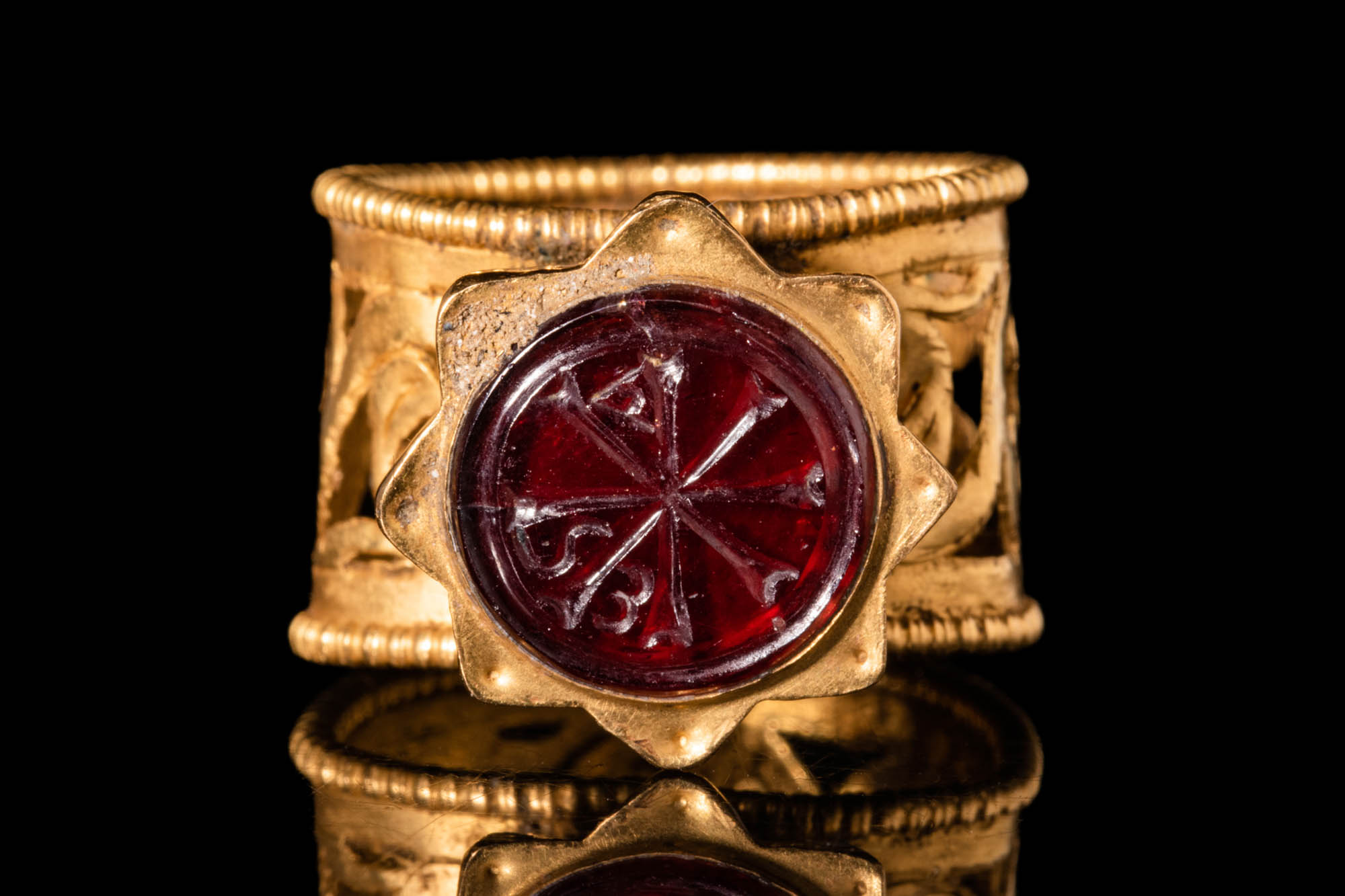 RARE BYZANTINE GOLD FINGER RING WITH CARNELIAN INTAGLIO DEPICTING CHRISMON - Bild 2 aus 5