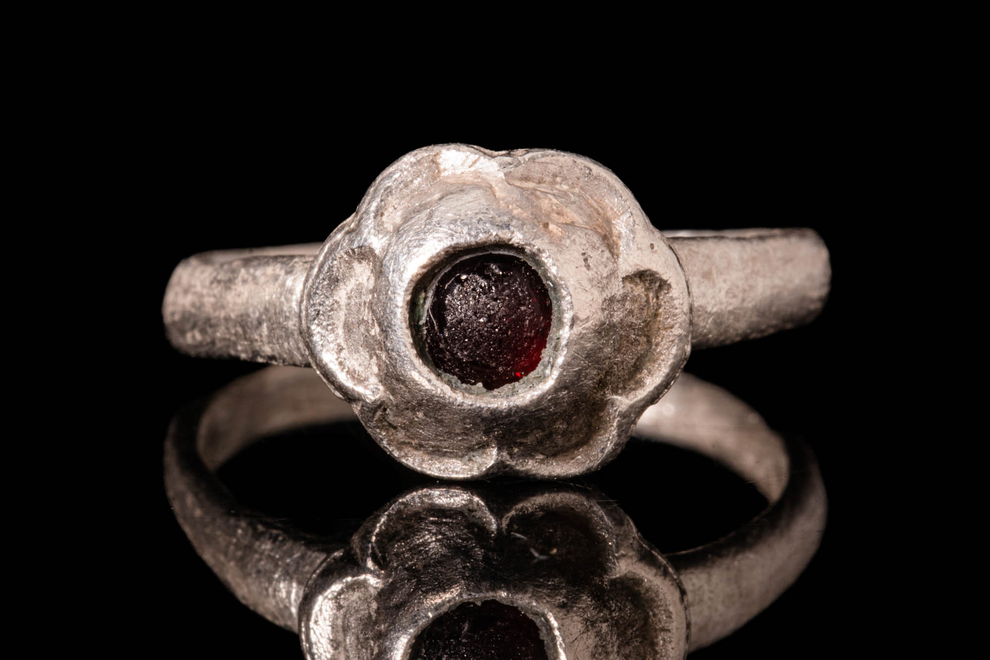 WESTERN EUROPEAN MEDIEVAL SILVER RING WITH RED GLASS CABOCHON - Image 2 of 4