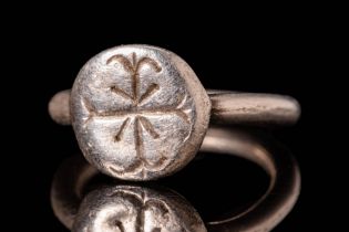 EARLY MEDIEVAL BYZANTINE SILVER RING WITH DECORATED BEZEL