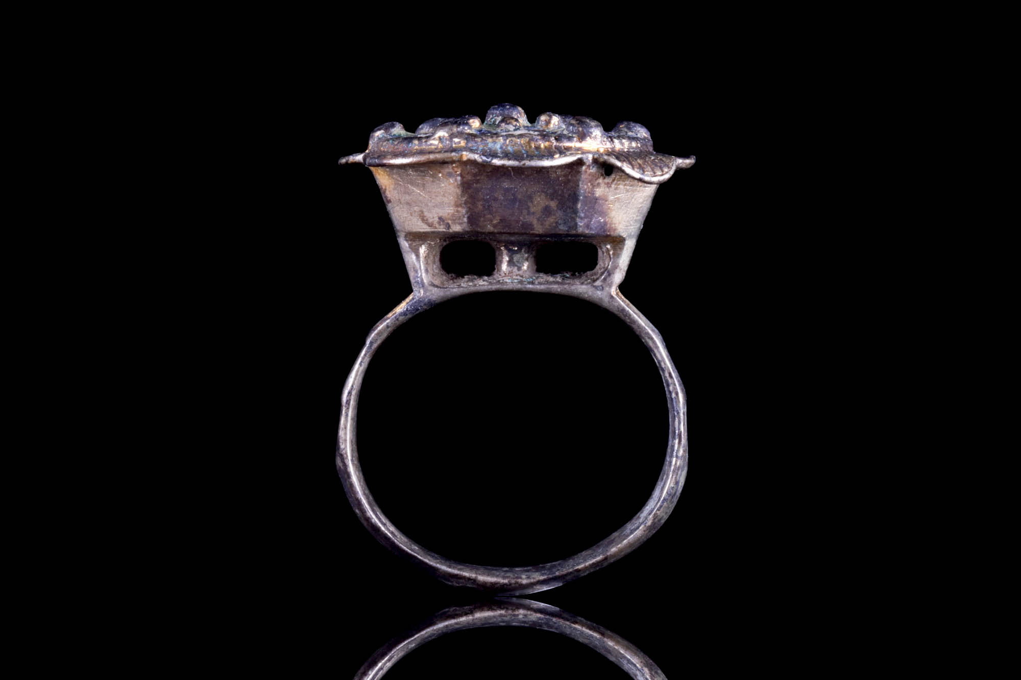 MEDIEVAL SILVER GILT FLORAL-SHAPED RING WITH ENAMEL INLAY - Image 6 of 6