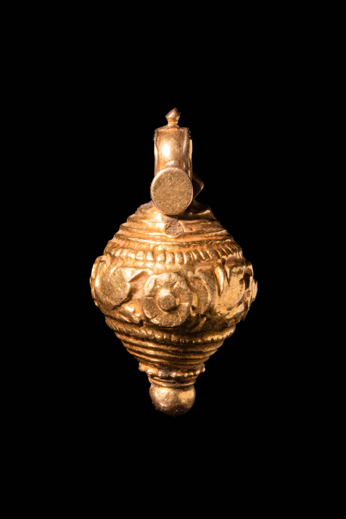 PARTHIAN GOLD PENDANT DECORATED WITH FLOWERS AND FILIGREE MOTIFS