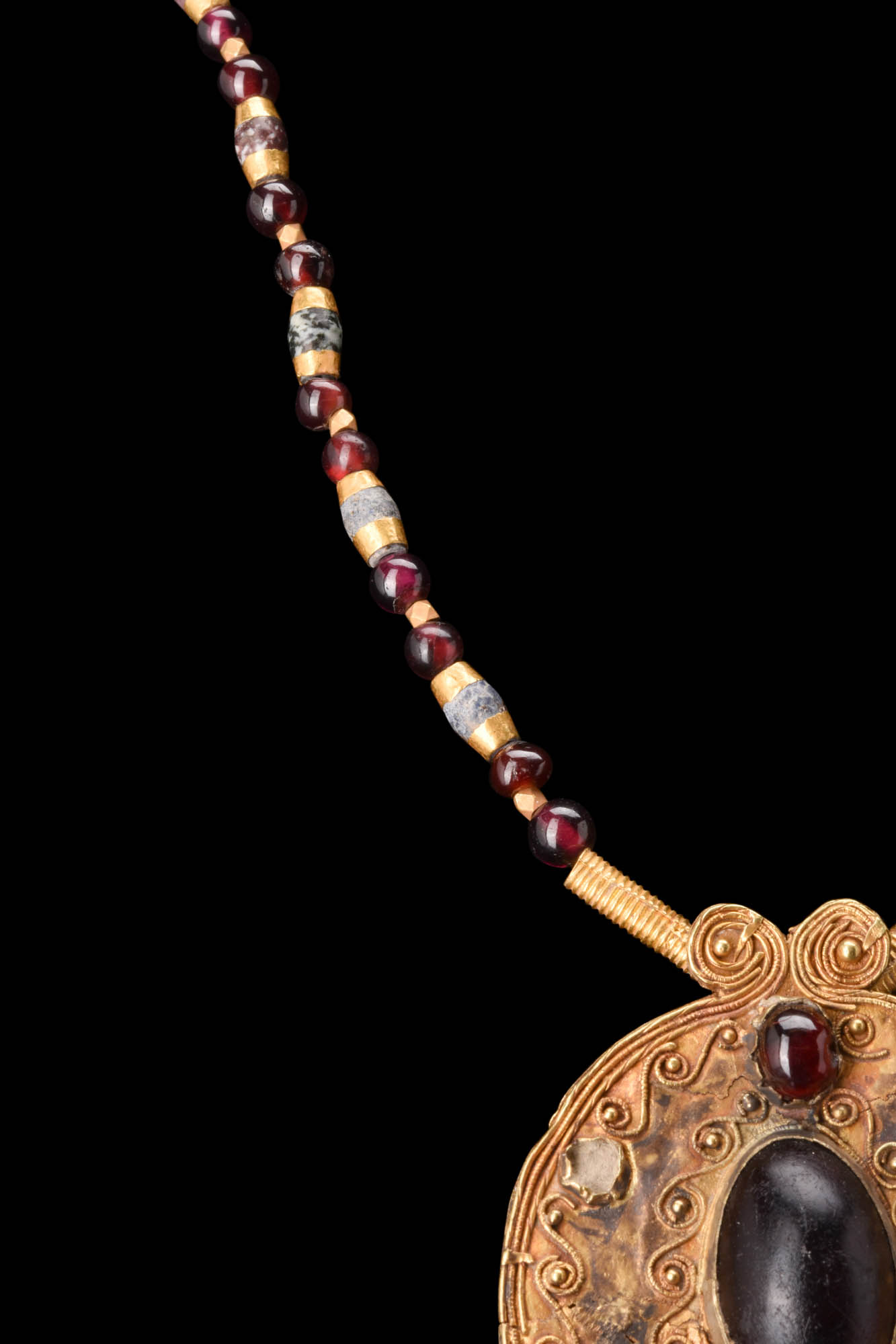 HELLENISTIC GOLD PENDANT AND NECKLACE - Image 4 of 7