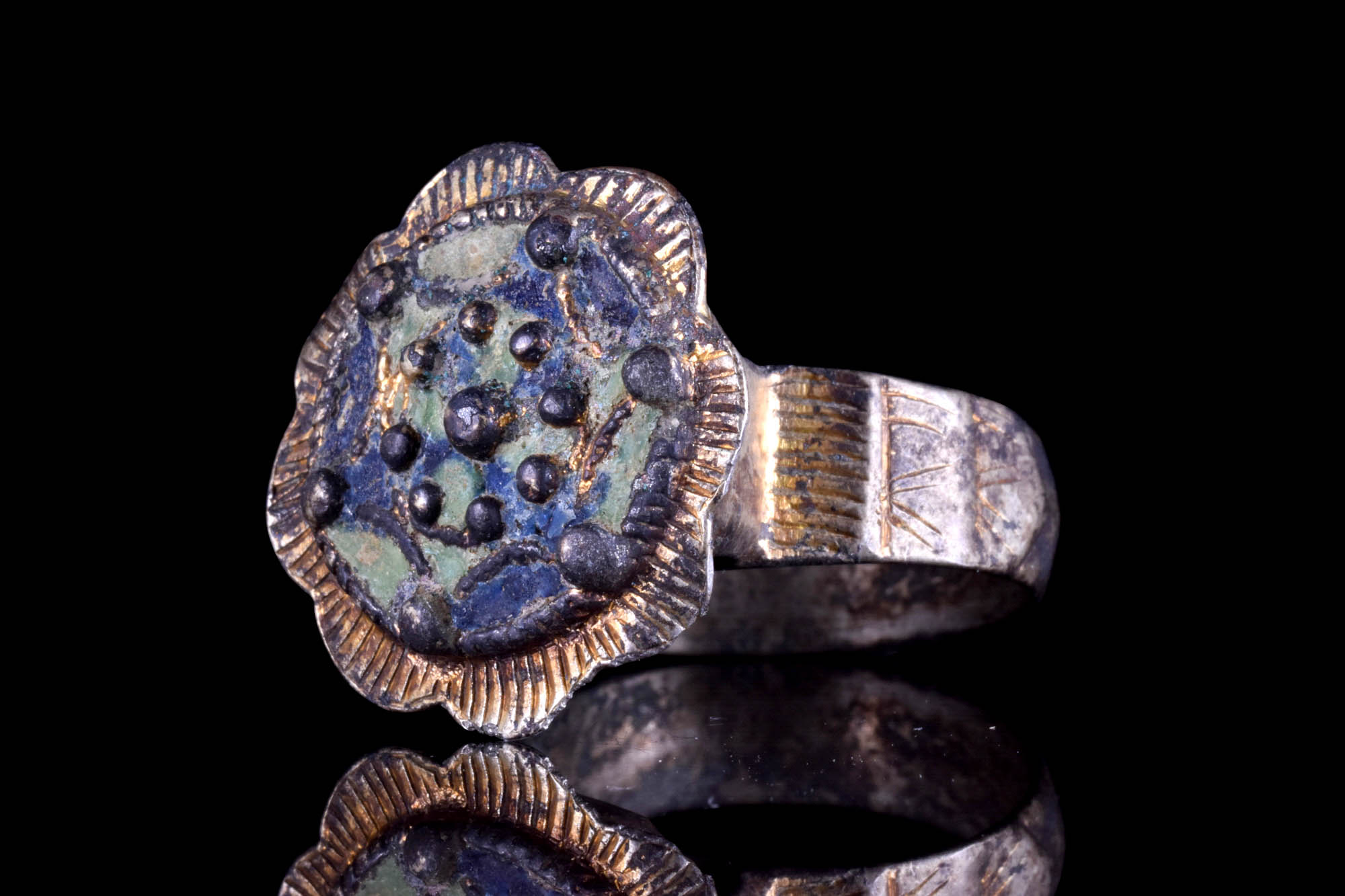 MEDIEVAL SILVER GILT FLORAL-SHAPED RING WITH ENAMEL INLAY - Image 3 of 6