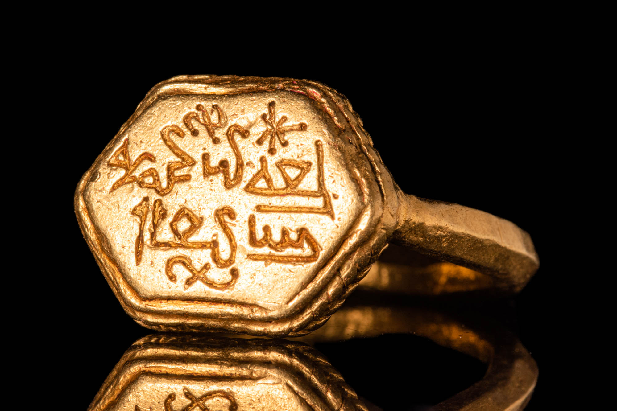 JAVANESE GOLD RING WITH HEXAGONAL BEZEL WITH INSCRIPTION