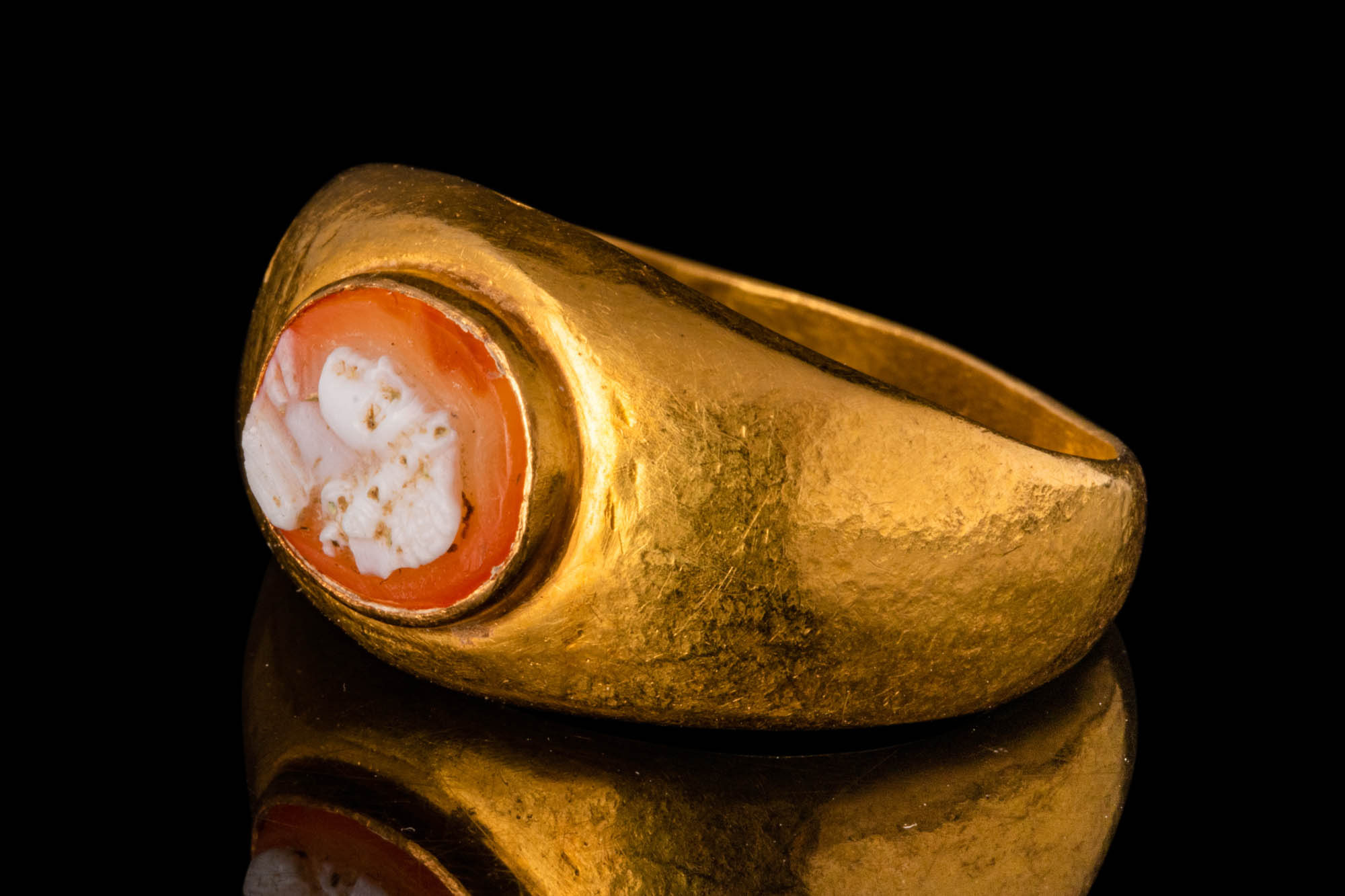 ROMAN GOLD FINGER RING WITH SARDONYX CAMEO OF A WOMAN - Image 3 of 6