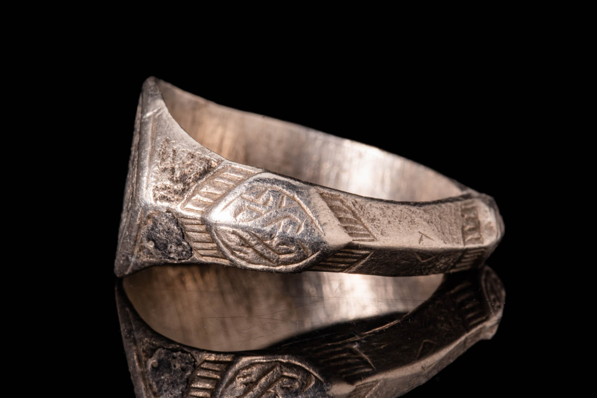 MEDIEVAL SELJUK SILVER FINGER RING WITH INSCRIPTION - Image 3 of 4