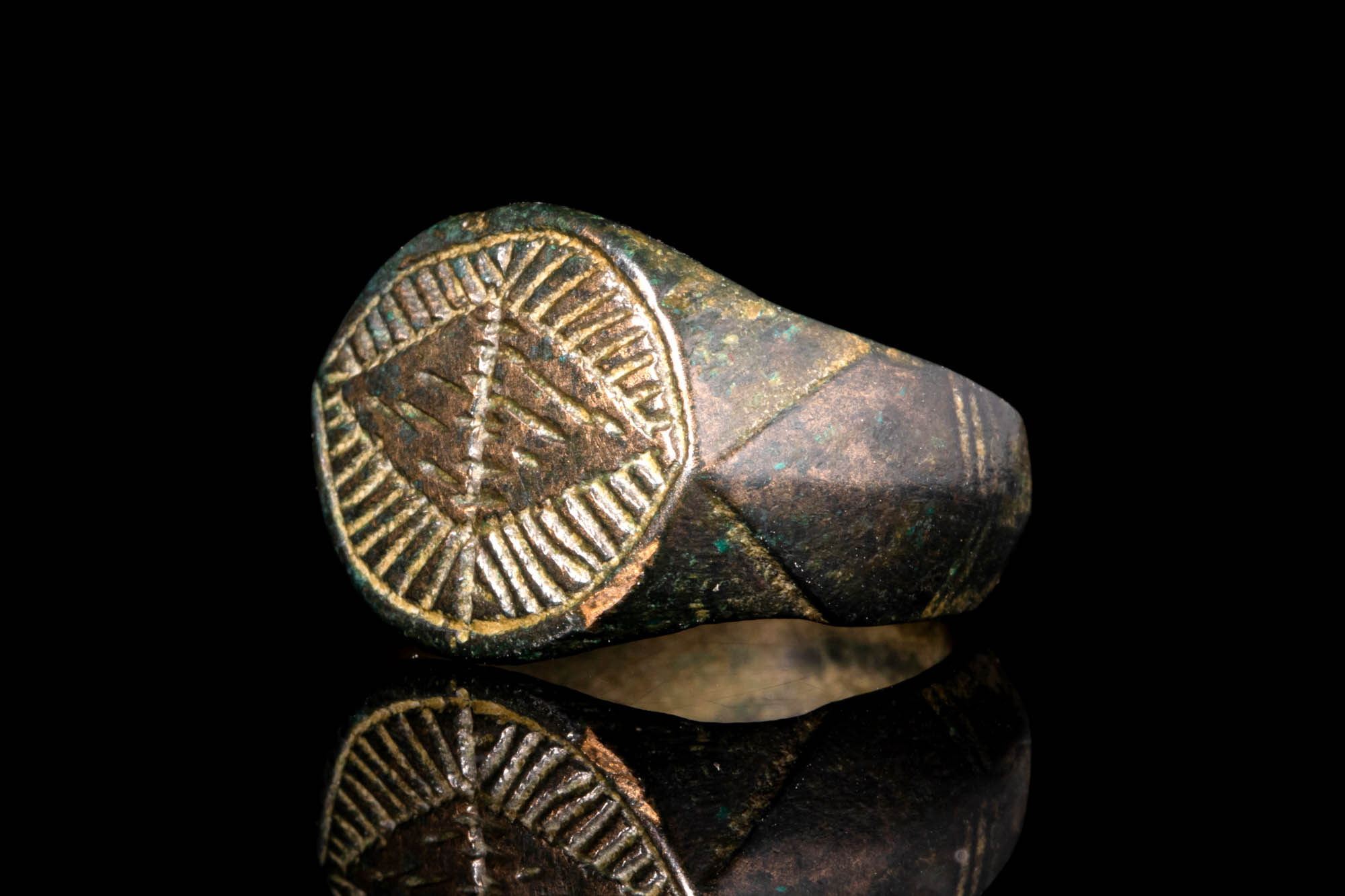 MEDIEVAL BRONZE RING WITH DECORATED BEZEL DEPICTING A GEOMETRIC MOTIF - Image 2 of 4