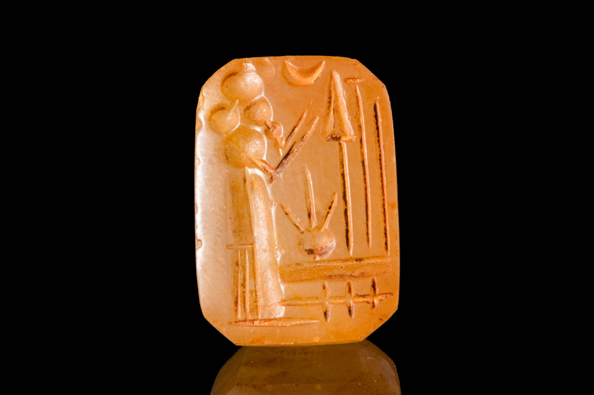 NEO - BABYLONIAN STAMP SEAL DEPICTING AN ALTAR WITH EMBLEMS OF MARDUK AND NABU - Image 3 of 4