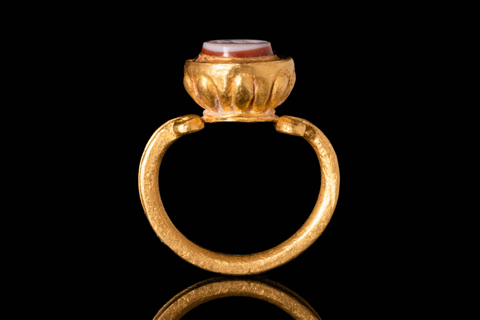 ROMAN GOLD RING WITH INTAGLIO DEPICTING TYCHE - Image 5 of 5