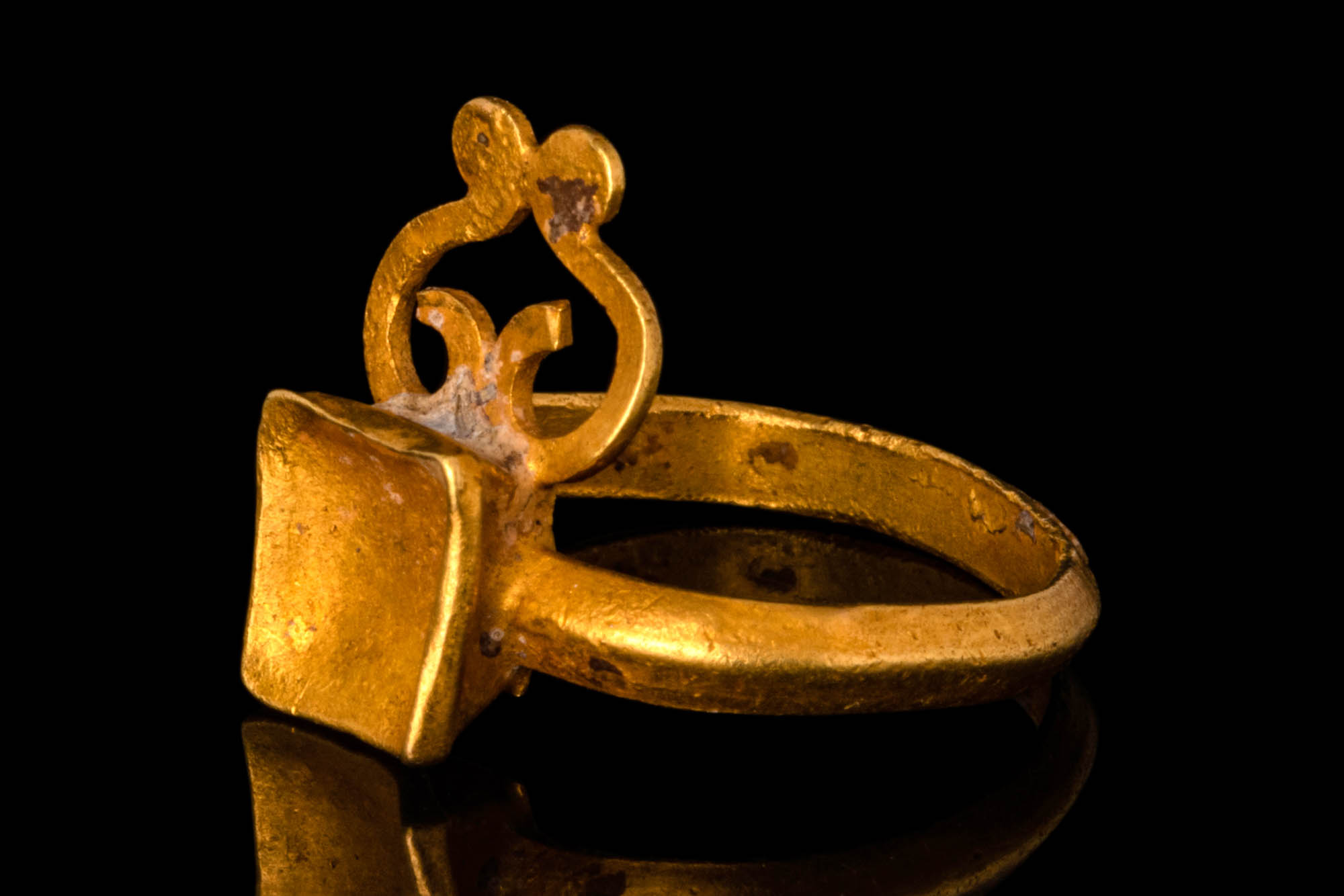 ROMAN GOLD RING DECORATE WITH VOLUTES - Image 2 of 5