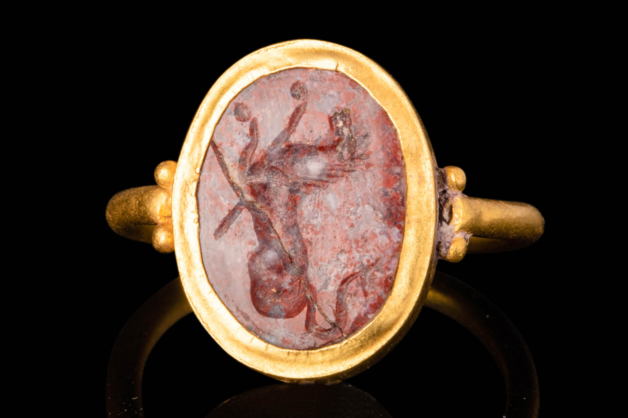 ROMAN GOLD FINGER RING WITH RED JASPER INTAGLIO OF A HIPPOCAMPUS - Image 3 of 6