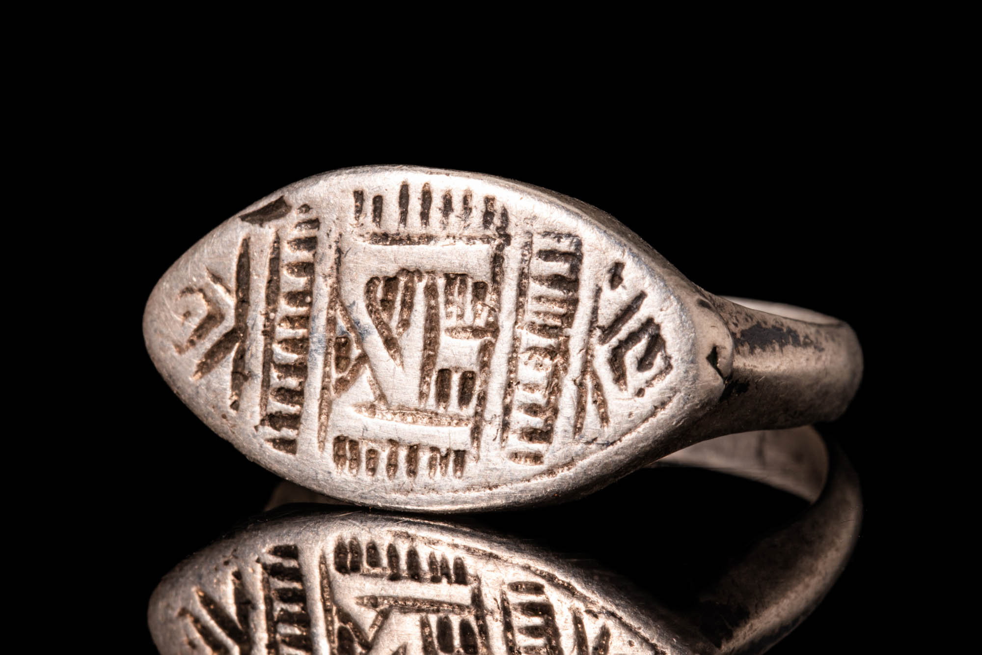 MEDIEVAL SELJUK SILVER RING WITH DECORATED BEZEL