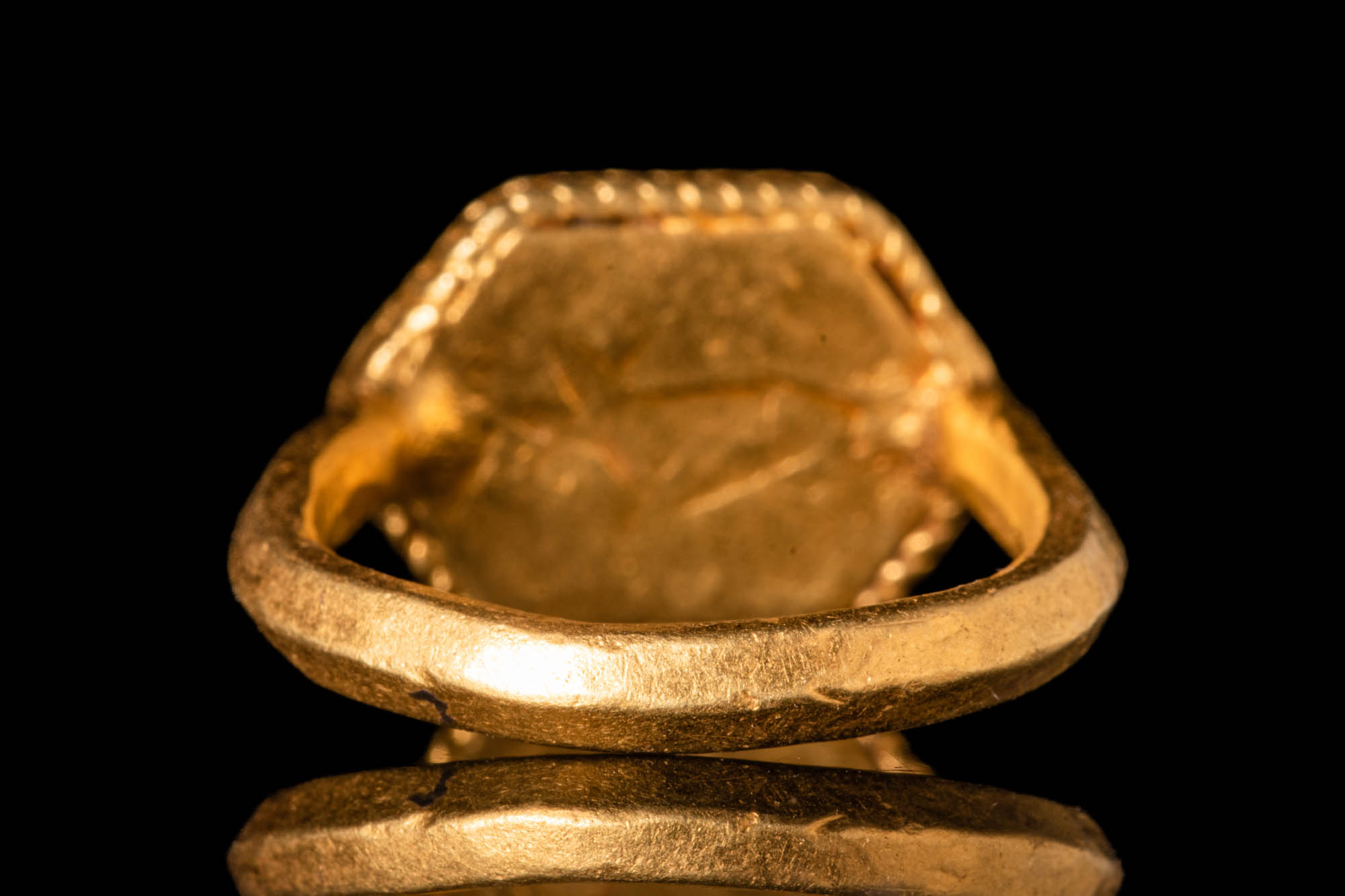 JAVANESE GOLD RING WITH HEXAGONAL BEZEL WITH INSCRIPTION - Image 4 of 5