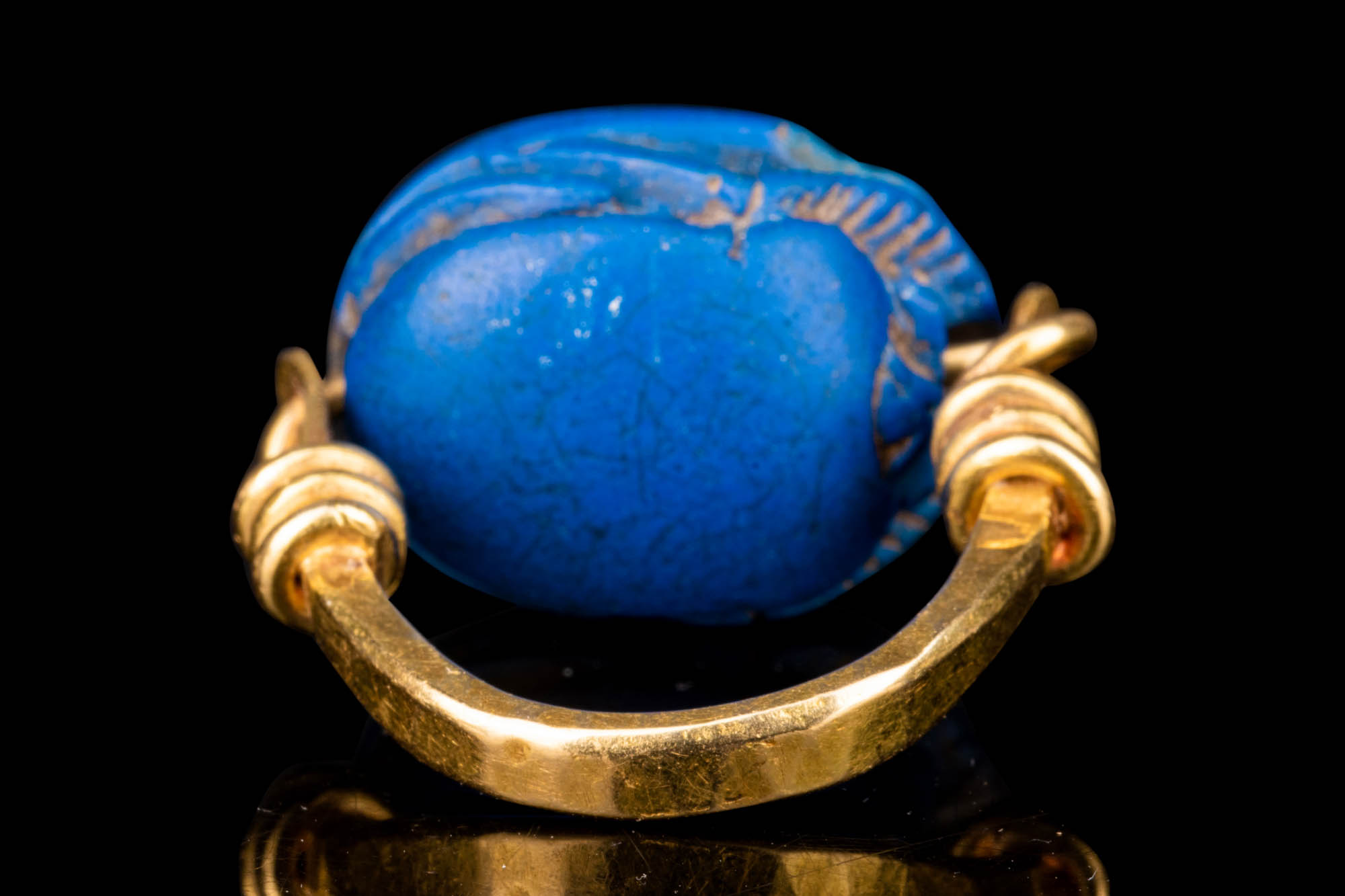 EGYPTIAN LAPIS LAZULI SCARAB SET IN A GOLD RING - Image 7 of 7