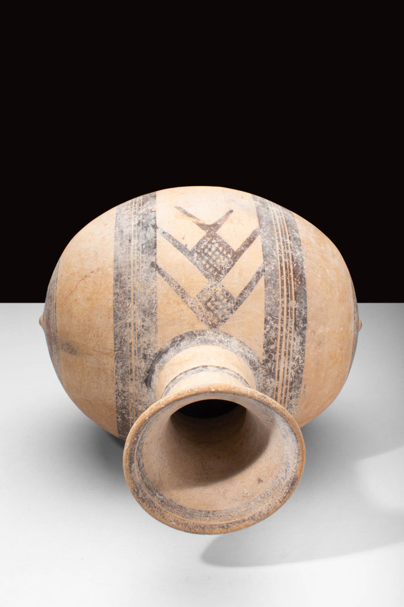 HUGE CYPRIOT JUG DECORATED WITH GEOMETRIC MOTIFS - Image 5 of 6