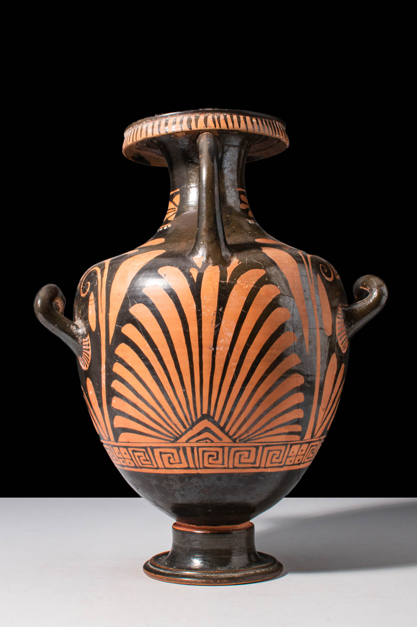 APULIAN RED-FIGURE HYDRIA WITH MAENAD AND DIONYSUS - Image 5 of 8