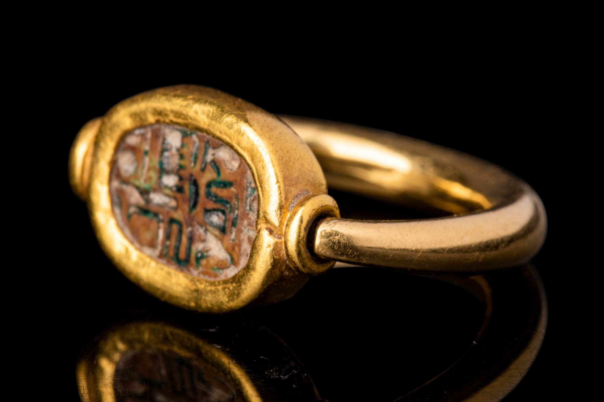 EGYPTIAN GREEN FAIENCE SCARAB IN GOLD RING - Image 4 of 6