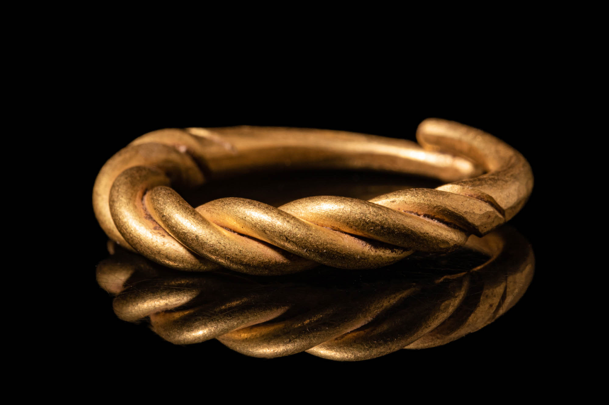 MEDIEVAL VIKING GOLD TWISTED RING - Image 3 of 5