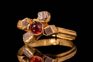 ROMAN GOLD RING WITH CABOCHON AND FOUR STONES