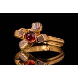 ROMAN GOLD RING WITH CABOCHON AND FOUR STONES