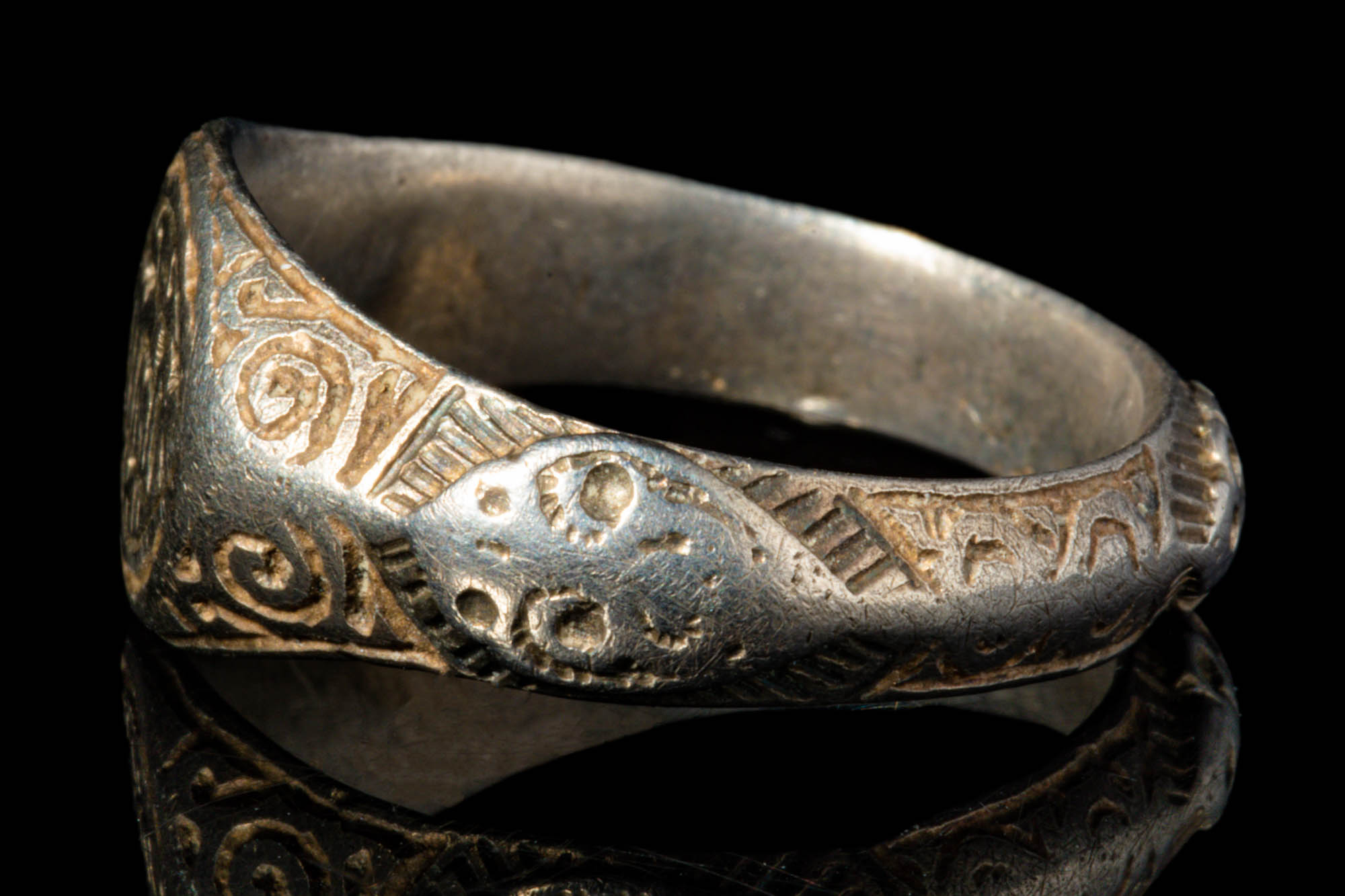 MEDIEVAL SILVER RING WITH PSEUDO KUFIC INSCRIPTION - Image 3 of 4
