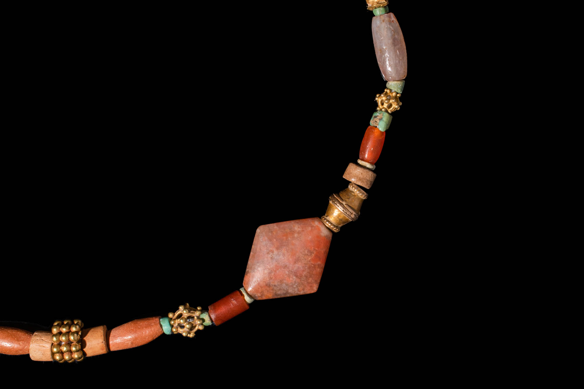 WESTERN ASIATIC CARNELIAN AND GOLD NECKLACE - Image 3 of 3