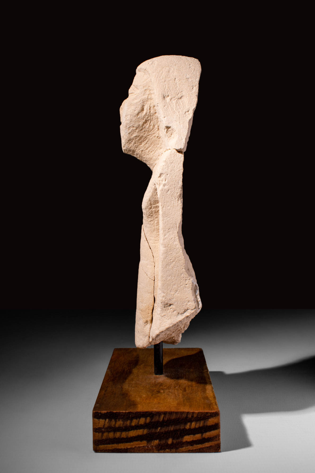 EGYPTIAN LIMESTONE SCULPTURE OF A MAN - Image 3 of 4