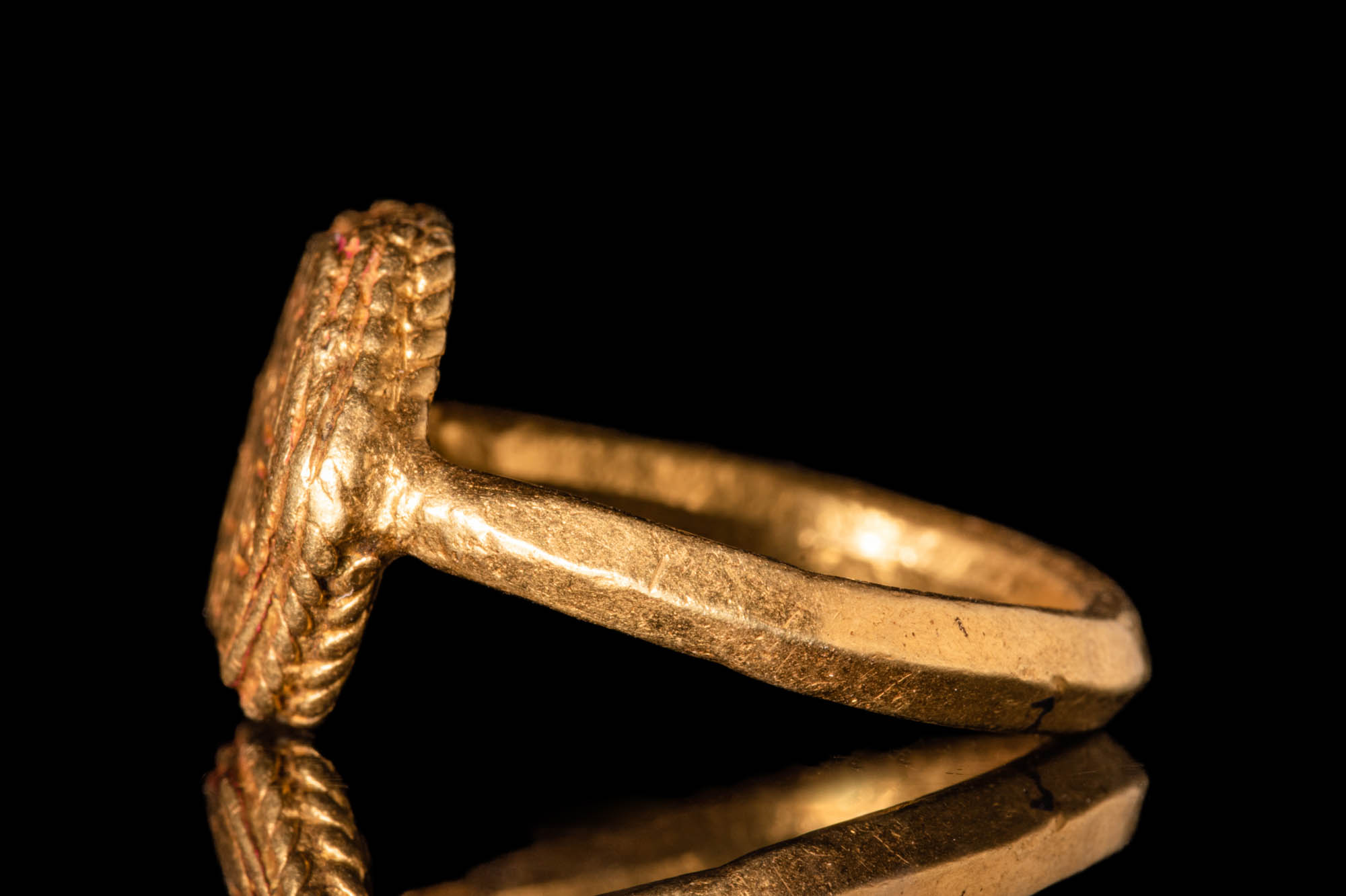 JAVANESE GOLD RING WITH HEXAGONAL BEZEL WITH INSCRIPTION - Bild 3 aus 5