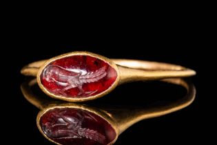 ROMAN REPUBLICAN GOLD RING WITH CARNELIAN INTAGLIO DEPICTING A PARROT