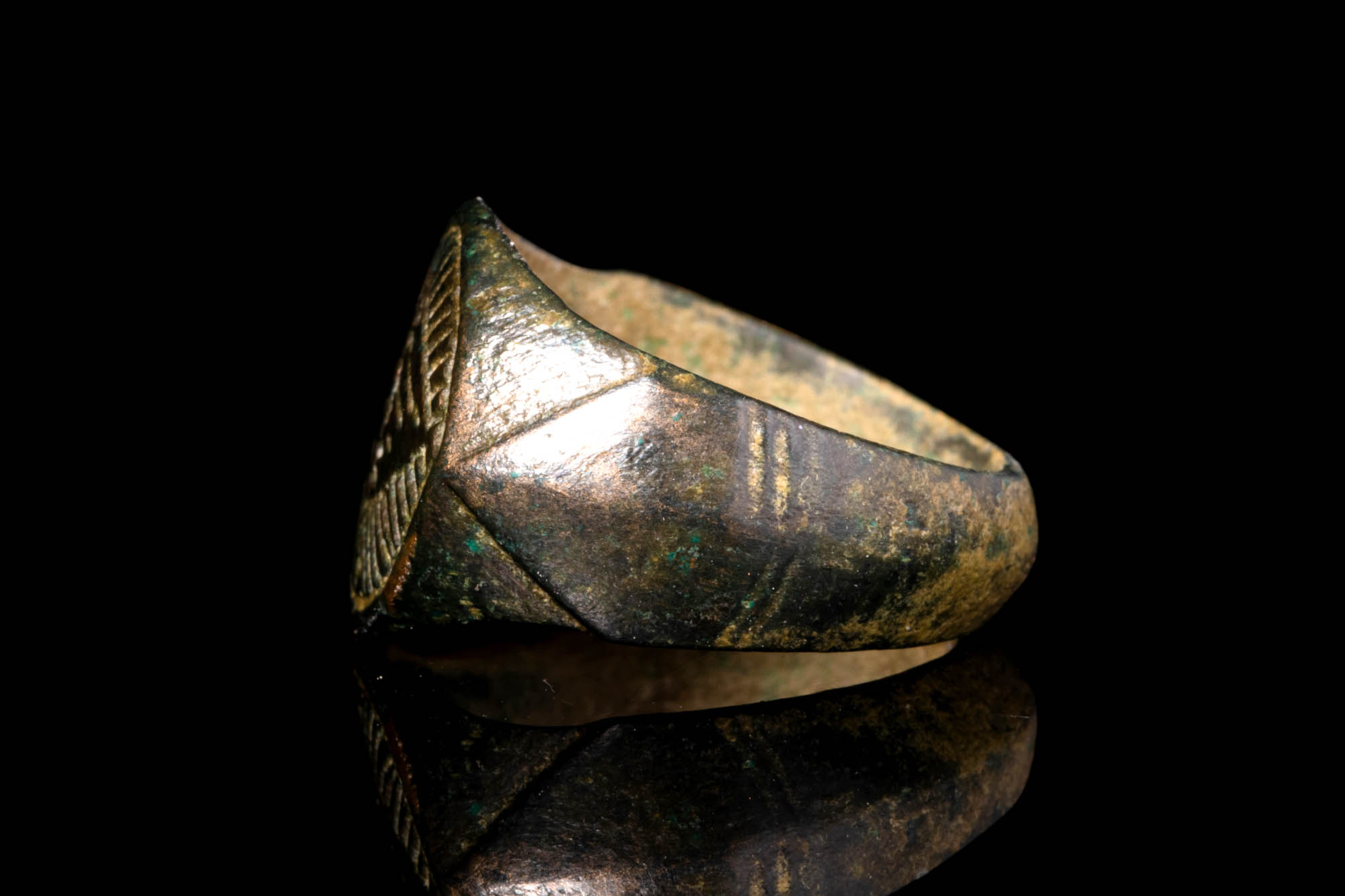 MEDIEVAL BRONZE RING WITH DECORATED BEZEL DEPICTING A GEOMETRIC MOTIF - Image 3 of 4