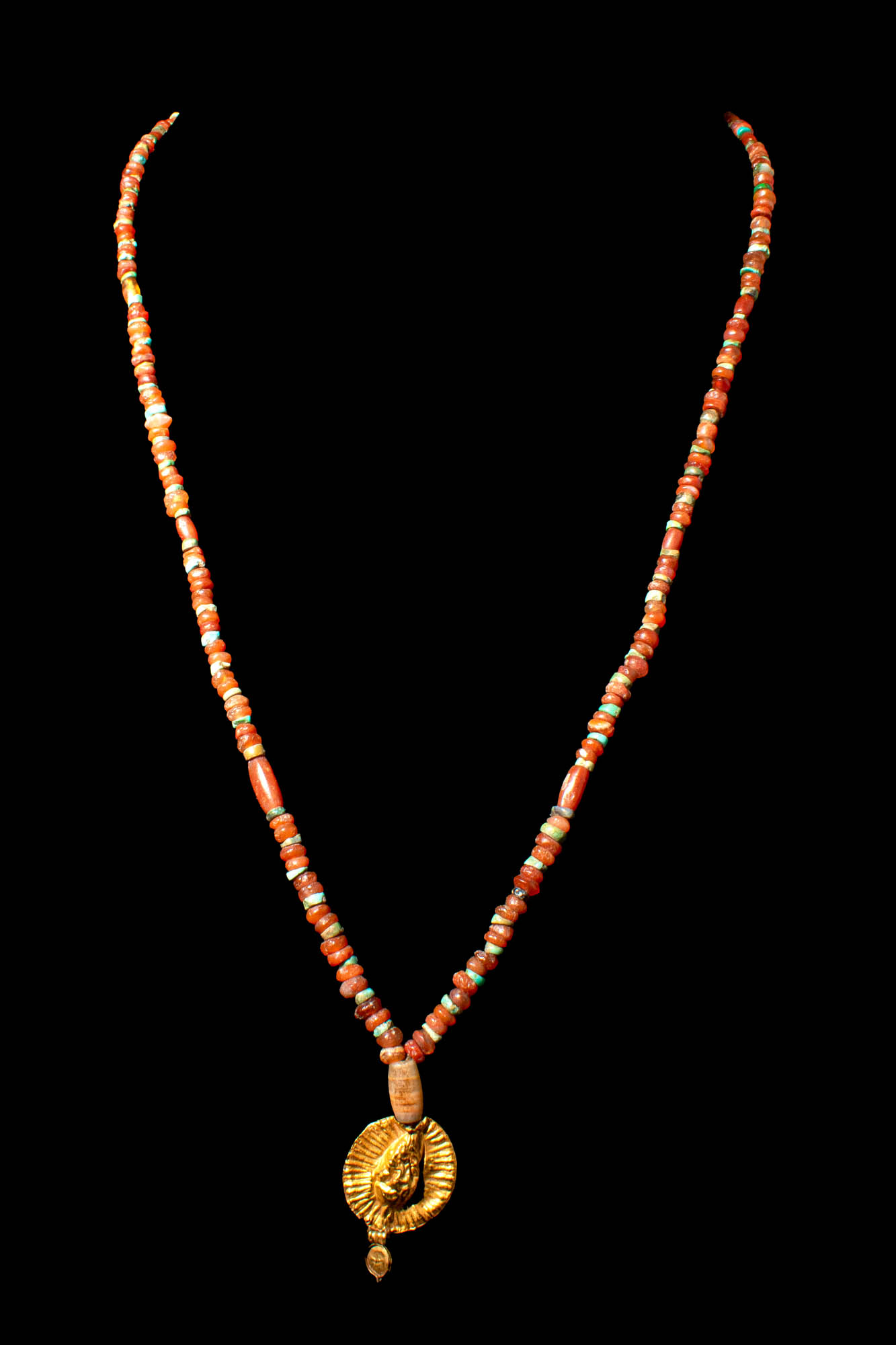 PTOLEMAIC PERIOD CARNELIAN NECKLACE WITH GOLD PENDANT - Image 2 of 8