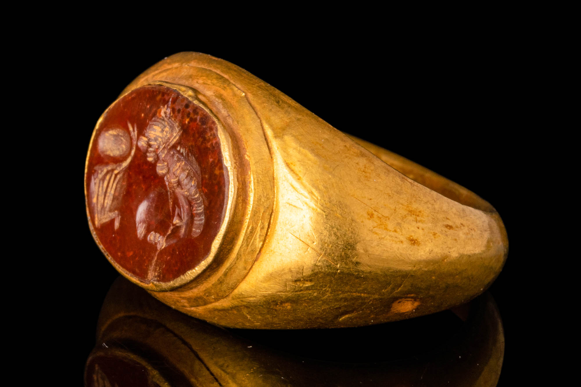 ROMAN GOLD FINGER RING WITH JASPER INTAGLIO DEPICTING A YOUNG WOMAN - Image 3 of 6