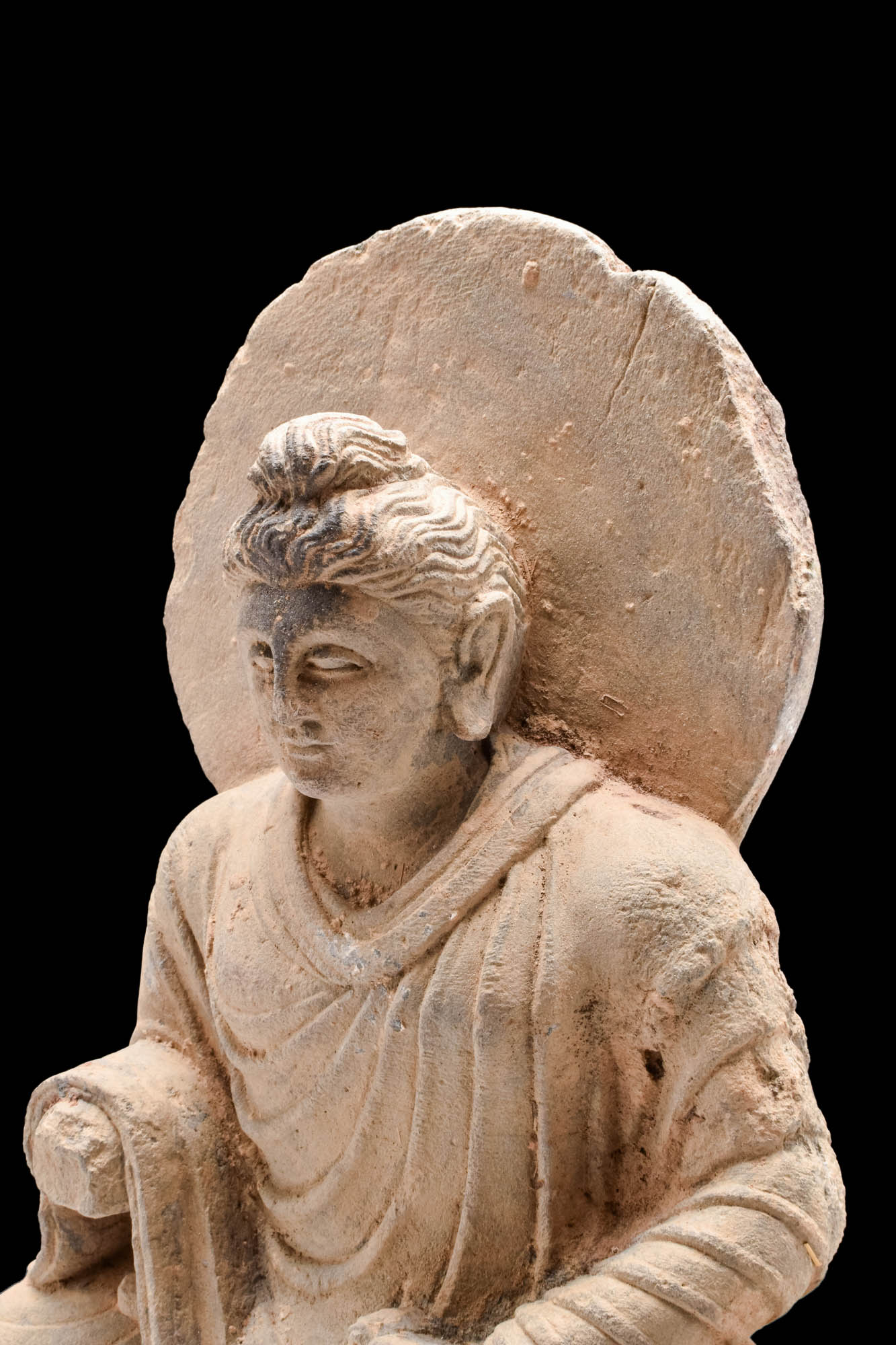 GANDHARAN GRAY SCHIST FIGURE OF A SEATED BUDDHA - Image 4 of 6